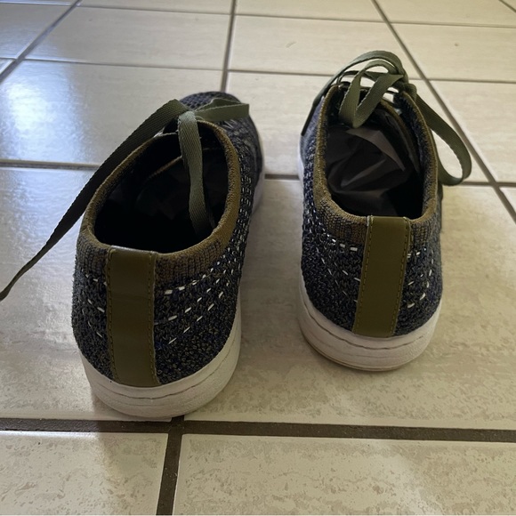 mesh knit nike sneaks. - Picture 4 of 5